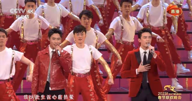 央視春晚男星狀態:吳磊揮動玩偶如招財貓,蘇有朋鞋子厚重太憨