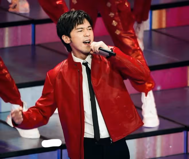 央視春晚男星狀態:吳磊揮動玩偶如招財貓,蘇有朋鞋子厚重太憨