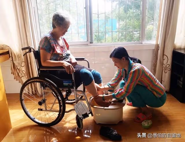 公公幾近癱瘓,婆婆成了「傻子」,作為兒媳的我該何去何從?