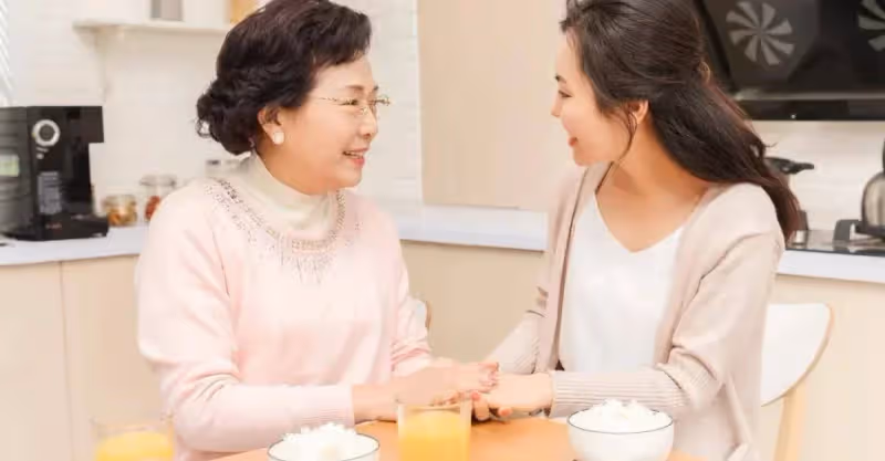 岳母拿存款去女婿家養老，直言沒給兒子一分錢，女婿：我不缺錢！