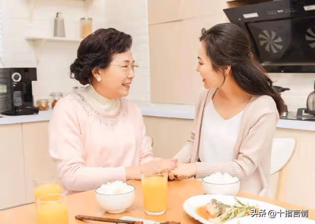 岳母拿存款去女婿家養老,直言沒給兒子一分錢,女婿:我不缺錢!