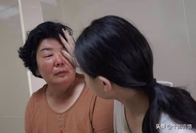 岳母拿存款去女婿家養老,直言沒給兒子一分錢,女婿:我不缺錢!