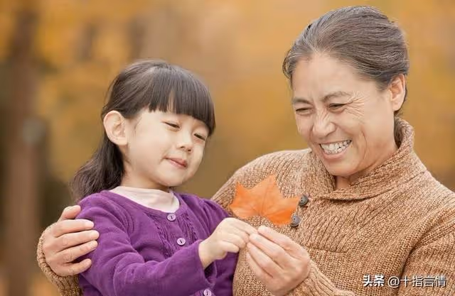 岳母拿存款去女婿家養老,直言沒給兒子一分錢,女婿:我不缺錢!