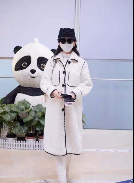 70歲趙雅芝真是優雅了一輩子,穿衣永遠時髦靚麗,堅決不穿老年裝