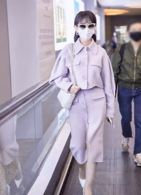 70歲趙雅芝真是優雅了一輩子,穿衣永遠時髦靚麗,堅決不穿老年裝