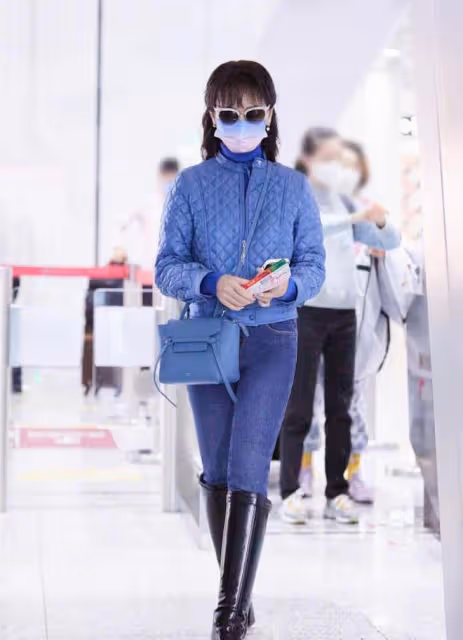 70歲趙雅芝真是優雅了一輩子,穿衣永遠時髦靚麗,堅決不穿老年裝