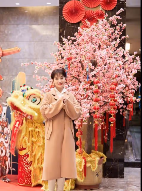 70歲趙雅芝真是優雅了一輩子,穿衣永遠時髦靚麗,堅決不穿老年裝