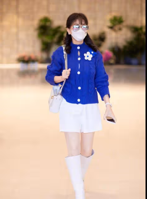 70歲趙雅芝真是優雅了一輩子,穿衣永遠時髦靚麗,堅決不穿老年裝