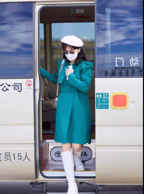 70歲趙雅芝真是優雅了一輩子,穿衣永遠時髦靚麗,堅決不穿老年裝