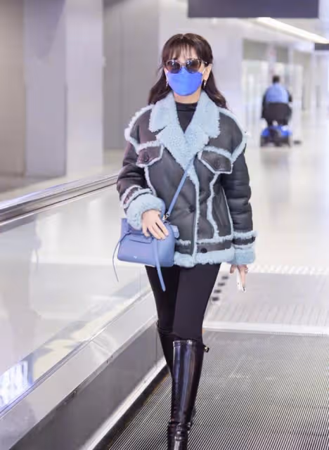 70歲趙雅芝真是優雅了一輩子,穿衣永遠時髦靚麗,堅決不穿老年裝