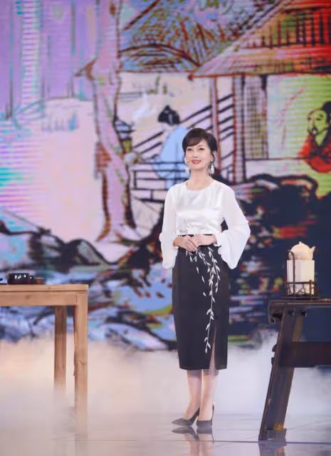 70歲趙雅芝真是優雅了一輩子,穿衣永遠時髦靚麗,堅決不穿老年裝