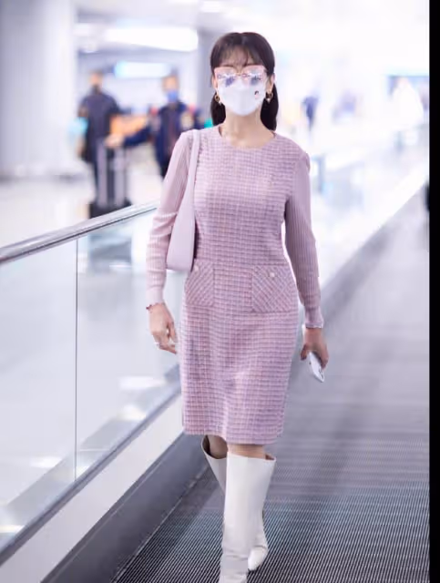 70歲趙雅芝真是優雅了一輩子,穿衣永遠時髦靚麗,堅決不穿老年裝
