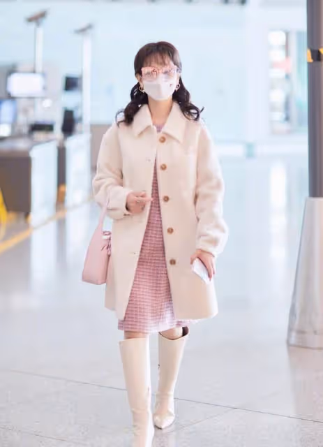 70歲趙雅芝真是優雅了一輩子,穿衣永遠時髦靚麗,堅決不穿老年裝