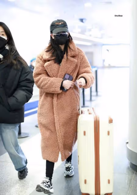 迪麗熱巴人美身材好，外套穿oversize，顯洋氣又保暖