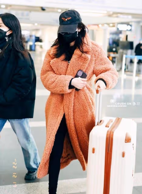 迪麗熱巴人美身材好，外套穿oversize，顯洋氣又保暖