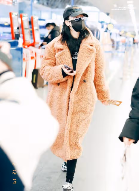 迪麗熱巴人美身材好，外套穿oversize，顯洋氣又保暖
