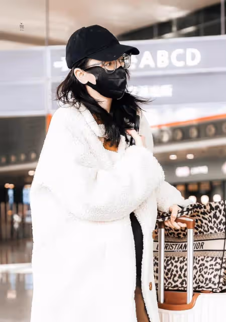 迪麗熱巴人美身材好，外套穿oversize，顯洋氣又保暖