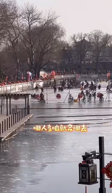 李嫣疑獨自過年,露香肩容貌神似王菲,未拍全家福被曝與繼母不和