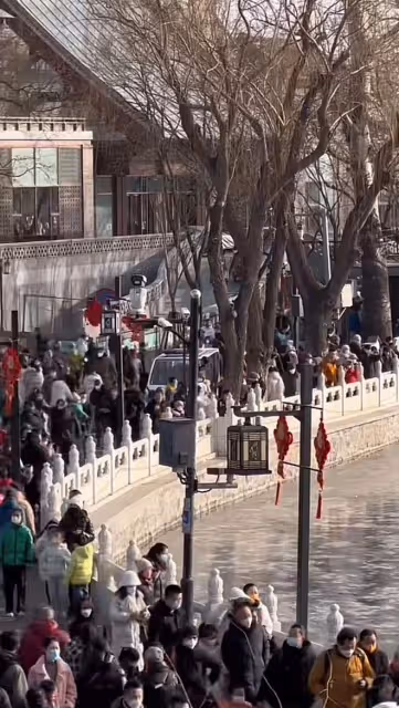 李嫣疑獨自過年,露香肩容貌神似王菲,未拍全家福被曝與繼母不和