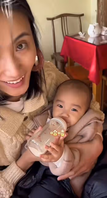 李嫣疑獨自過年,露香肩容貌神似王菲,未拍全家福被曝與繼母不和