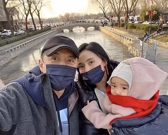 李嫣疑獨自過年,露香肩容貌神似王菲,未拍全家福被曝與繼母不和
