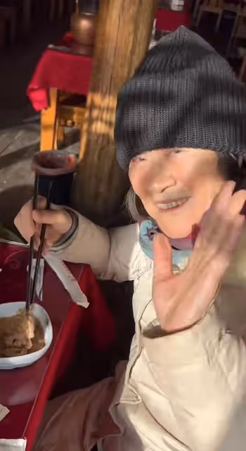李嫣疑獨自過年,露香肩容貌神似王菲,未拍全家福被曝與繼母不和