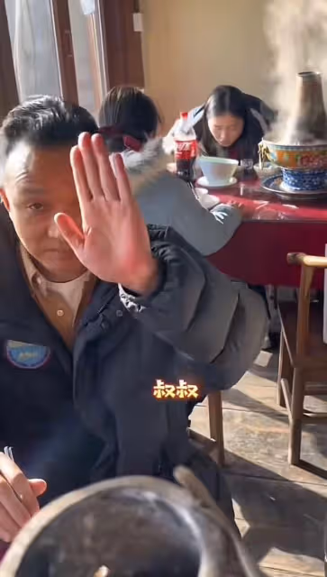 李嫣疑獨自過年,露香肩容貌神似王菲,未拍全家福被曝與繼母不和