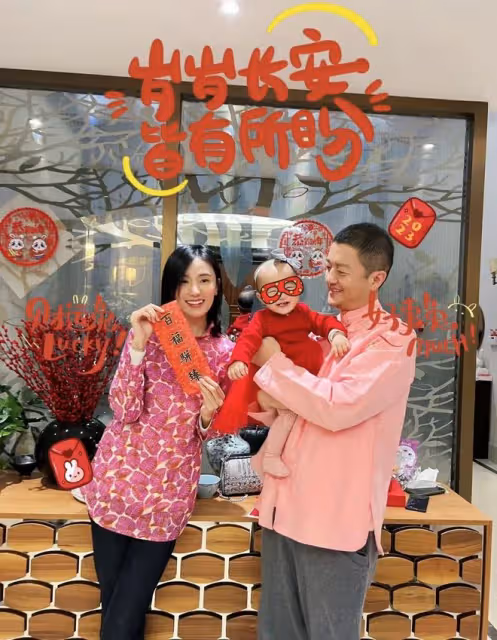 李嫣疑獨自過年,露香肩容貌神似王菲,未拍全家福被曝與繼母不和