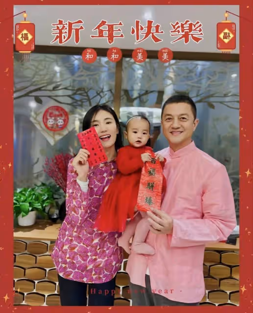 李嫣疑獨自過年,露香肩容貌神似王菲,未拍全家福被曝與繼母不和