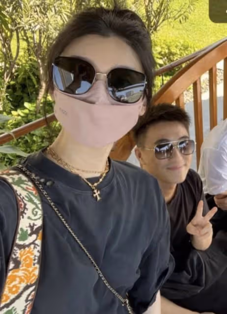 何猷君帶奚夢瑤出遊,與哥哥何猷亨像雙胞胎,妹妹何超欣一路同行