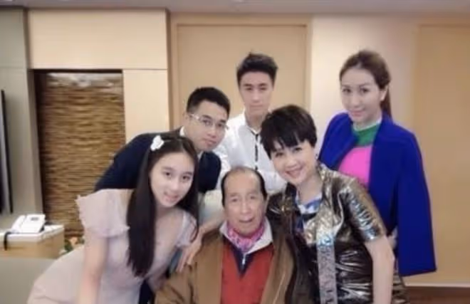 何猷君帶奚夢瑤出遊,與哥哥何猷亨像雙胞胎,妹妹何超欣一路同行