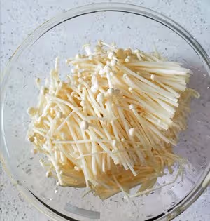 金針菇蛋湯，味道鮮美，可作為減肥餐