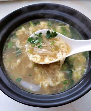 金針菇蛋湯，味道鮮美，可作為減肥餐