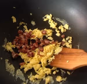 快手銷魂臘腸雞蛋炒飯