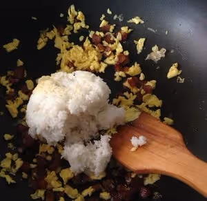 快手銷魂臘腸雞蛋炒飯