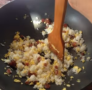 快手銷魂臘腸雞蛋炒飯