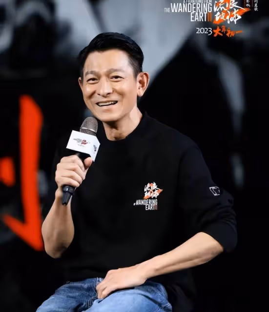 劉德華曝曾給佟麗婭發微信,拜託她客串《流浪2》,丫丫回答太搞笑