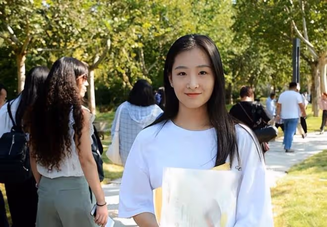 浙傳女生穿高開叉旗袍跳舞引爭議，本人霸氣回懟，獲全體女生認可