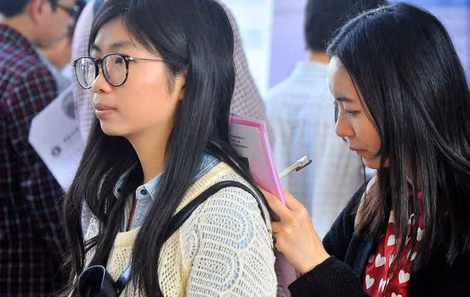 浙傳女生穿高開叉旗袍跳舞引爭議，本人霸氣回懟，獲全體女生認可