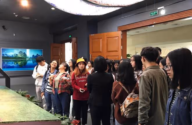 浙傳女生穿高開叉旗袍跳舞引爭議,本人霸氣回懟,獲全體女生認可