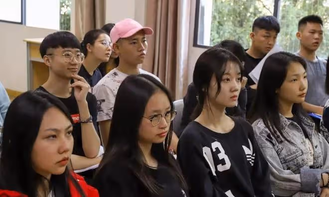 浙傳女生穿高開叉旗袍跳舞引爭議,本人霸氣回懟,獲全體女生認可