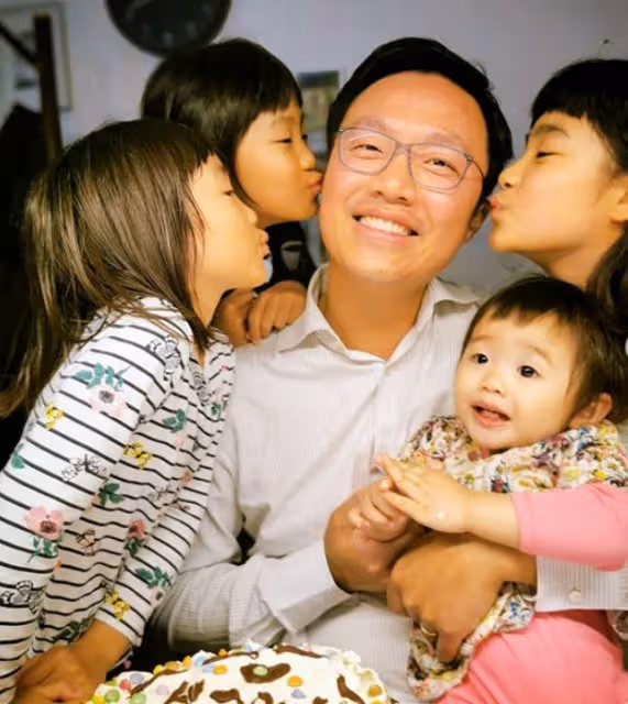 TVB花旦曬全家福拜年!長女病危昏迷十幾天,奇蹟康復迎14歲生日