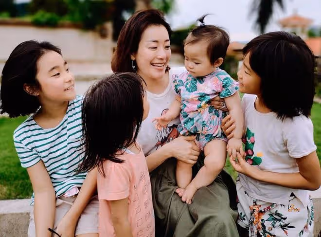 TVB花旦曬全家福拜年!長女病危昏迷十幾天,奇蹟康復迎14歲生日