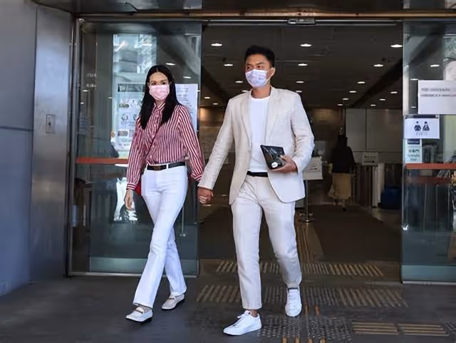 出獄後心情大好!TVB知名男星成功融入富貴女友家,齊齊吃開年飯