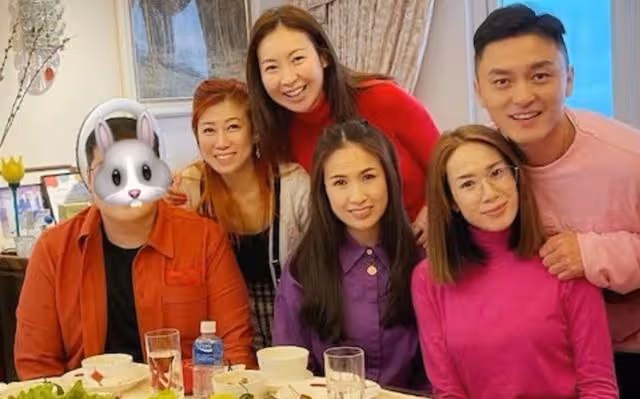 出獄後心情大好!TVB知名男星成功融入富貴女友家,齊齊吃開年飯
