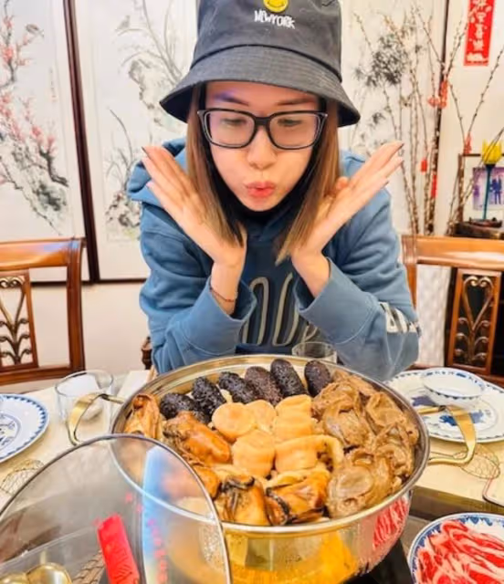 出獄後心情大好!TVB知名男星成功融入富貴女友家,齊齊吃開年飯