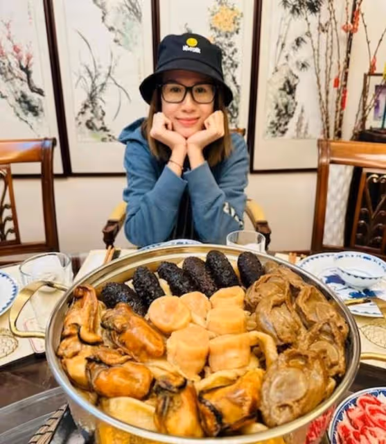 出獄後心情大好！TVB知名男星成功融入富貴女友家，齊齊吃開年飯