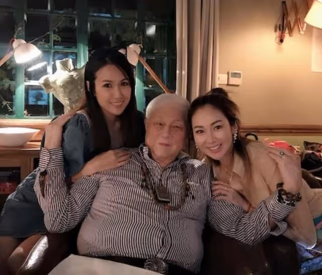 出獄後心情大好！TVB知名男星成功融入富貴女友家，齊齊吃開年飯