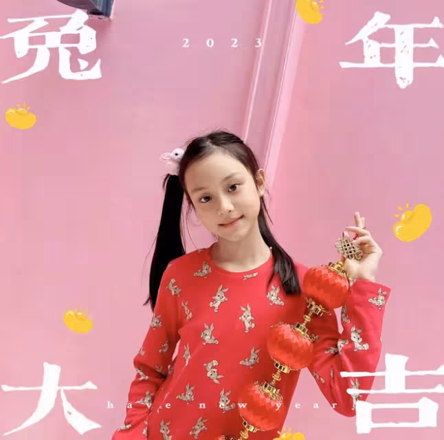 甜馨小號曝光!歐式大雙瓜子臉顏值驚人,曬一家三口似盼父母團圓