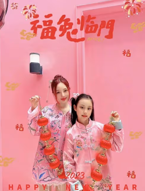 甜馨小號曝光!歐式大雙瓜子臉顏值驚人,曬一家三口似盼父母團圓